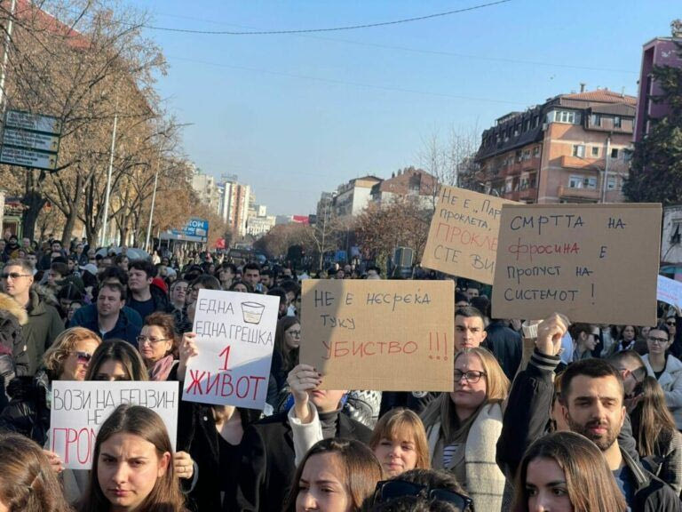 Χιλιάδες διαδηλωτές στα Σκόπια μετά από δυστύχημα κατά το οποίο μία κοπέλα έχασε τη ζωή της