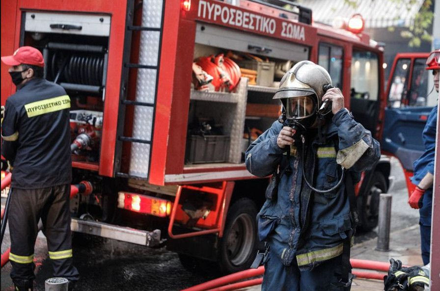 Φωτιά σε διαμέρισμα στο Παγκράτι – Τραυματίστηκε πυροσβέστης