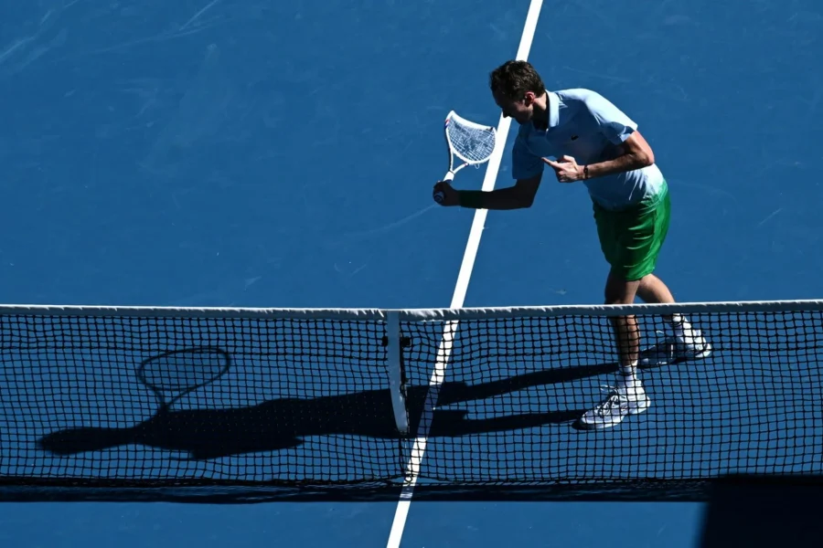 Australian Open: Ο Μεντβέντεφ έσπασε μανιωδώς την κάμερα του φιλέ με τη ρακέτα του (video)