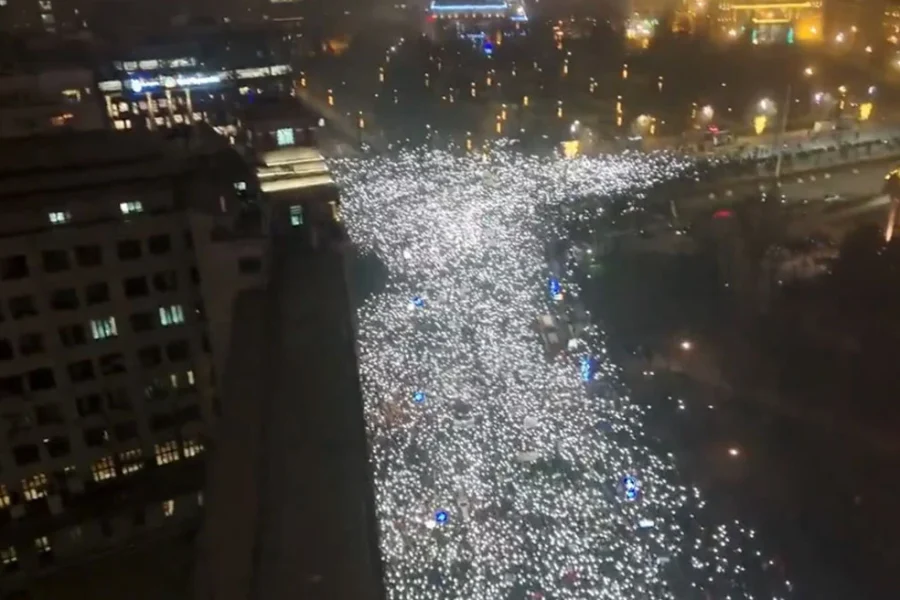 Βελιγράδι: Εκατοντάδες χιλιάδες άνθρωποι στους δρόμους κατά του Βούτσιτς