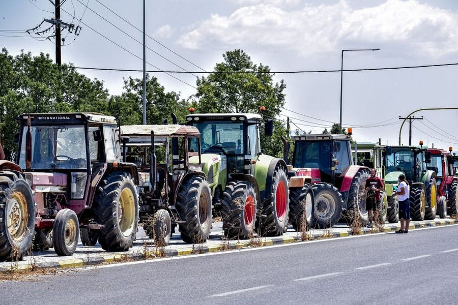 Αγρότες έκλεισαν την εθνική οδό Αθηνών – Λαμίας, στο Κάστρο