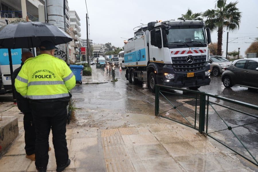 Η ΕΥΔΑΠ βρήκε τη λύση για τα βοθρολύματα στον Άλιμο: Έβαλε φορτηγό πάνω στο φρεάτιο