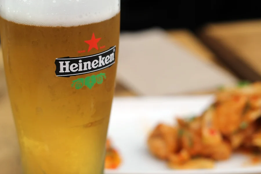 Μαζική ανάκληση μπύρας Heineken στην Αγγλία λόγω θραυσμάτων γυαλιού