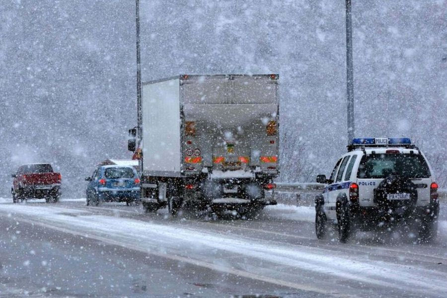 Ακινητοποιημένες 80 νταλίκες στο Δερβένι Θεσσαλονίκης – «Δεν μας αφήνουν να φύγουμε εδώ και 32 ώρες»