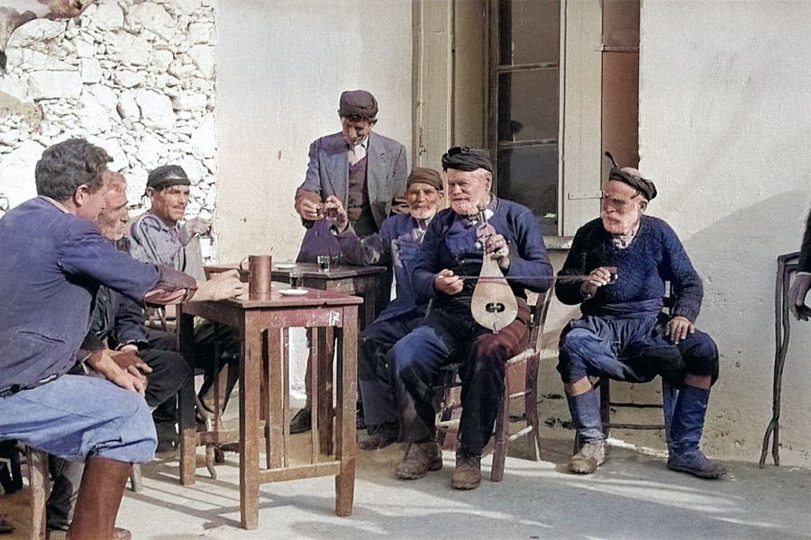 Κρητικοί διασκεδάζουν σε καφενείο την δεκαετία του ‘50