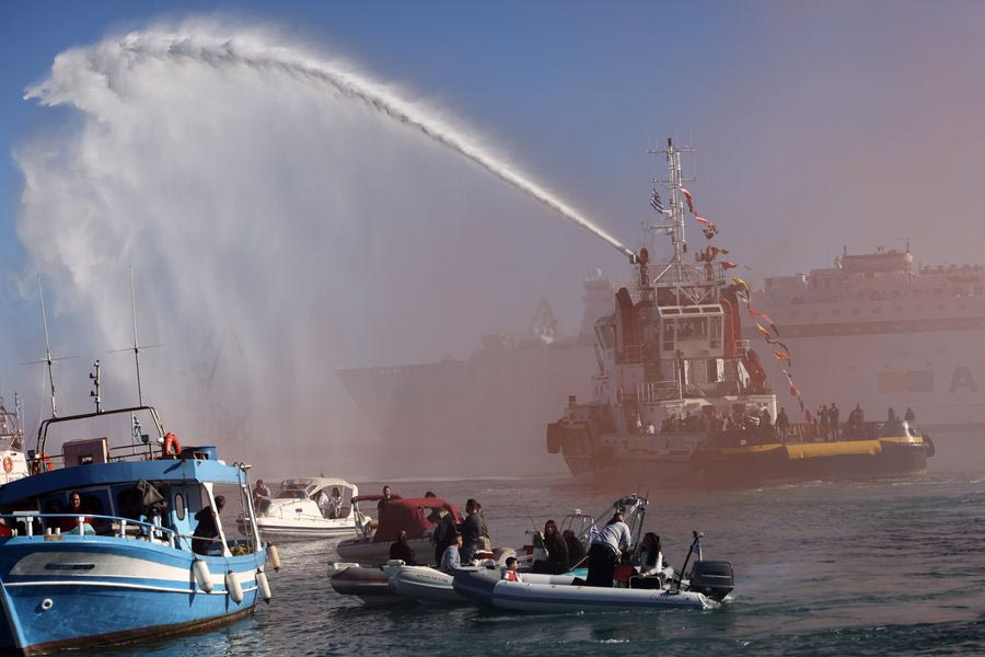 Με λαμπρότητα γιορτάστηκαν τα Θεοφάνεια στο Ηράκλειο – Πάνω από 50 οι «βουτηχτάδες» – Eντυπωσιακές φωτογραφίες