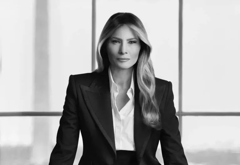 Melania Trump: Το επίσημο πορτρέτο της ως Πρώτη Κυρία των ΗΠΑ και ο συμβολισμός του