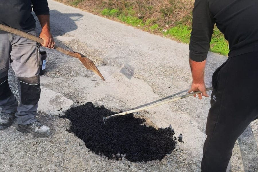 Πήραν την πρωτοβουλία να κλείσουν τις λακκούβες στην περιοχή!