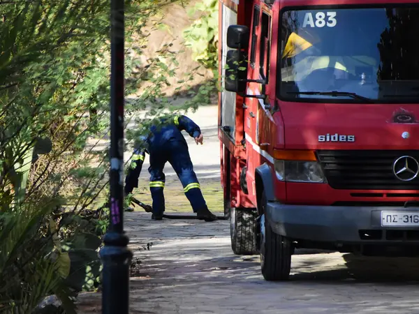 Συναγερμός στην πυροσβεστική: Ηλικιωμένος έπεσε μέσα σε βόθρο στην Κινέτα