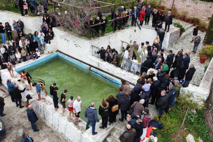 Αναβίωσαν το έθιμο της στέρνας στη Μονή Καλλέργη