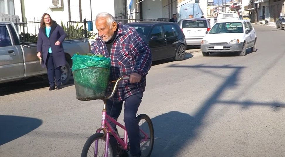 101 ετών και ακόμα κάνει ποδήλατο