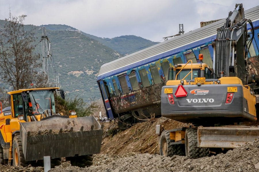 Στελέχη της Πυροσβεστικής αναφέρουν ότι δέχθηκαν άνωθεν εντολές να μην κάνουν αυτοψία στα Τέμπη