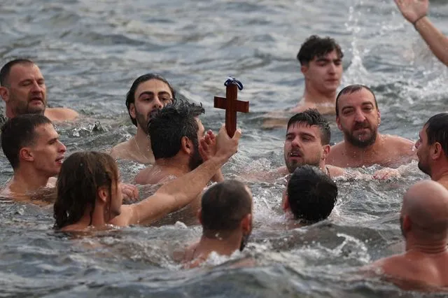 Απρόοπτα κατά τον αγιασμό των υδάτων σε Αθήνα και Θεσσαλονίκη