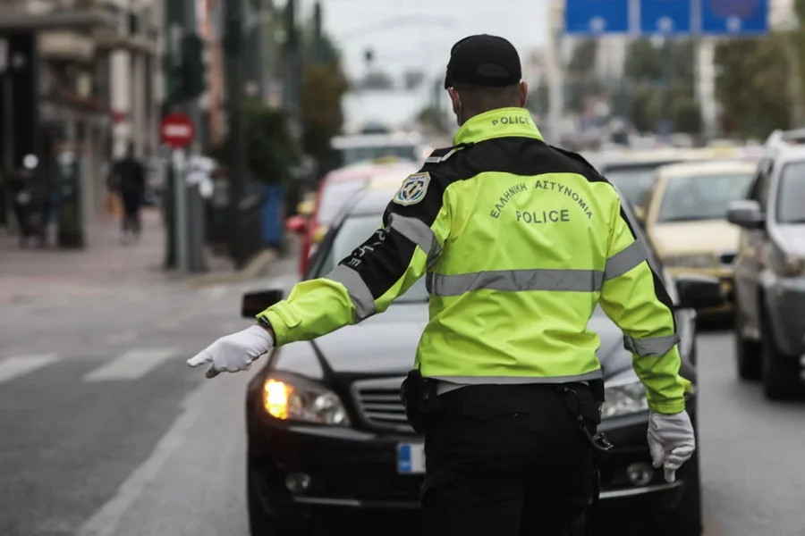 Σε δημόσια διαβούλευση ο νέος ΚΟΚ – Στο «στόχαστρο» οδηγοί και πεζοί, αυστηρότερες οι ποινές για τα κράνη