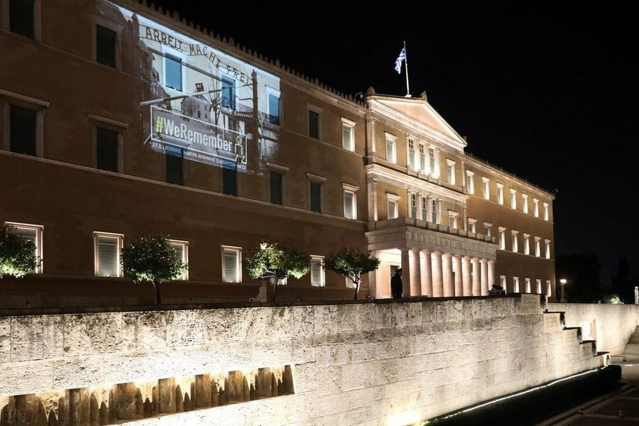 Η Βουλή φωταγωγήθηκε για τη μνήμη του Ολοκαυτώματος