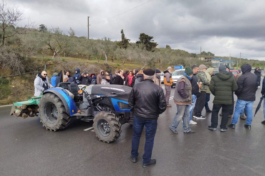 Αγρότες του Ηρακλείου έκλεισαν συμβολικά τον κόμβο στα Πεζά – Τι αναφέρουν σε ανακοίνωση τους για το νέο κρούσμα ευλογιάς