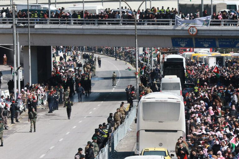 Λίβανος: Όχημα του ΟΗΕ πυρπολήθηκε κοντά στο αεροδρόμιο της Βηρυτού, ένας κυανόκρανος τραυματίστηκε