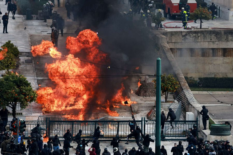 Επεισόδια στο Σύνταγμα: Μολότοφ και χημικά μπροστά από τη Βουλή