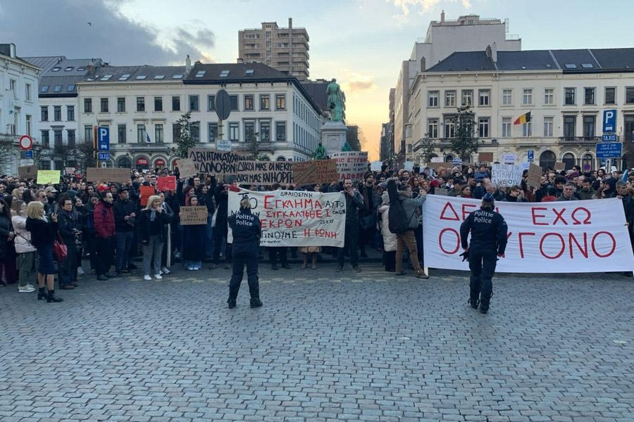 Βρυξέλλες: Εκατοντάδες Έλληνες συγκεντρώθηκαν έξω από το Ευρωπαϊκό Κοινοβούλιο, στη μνήμη των θυμάτων των Τεμπών