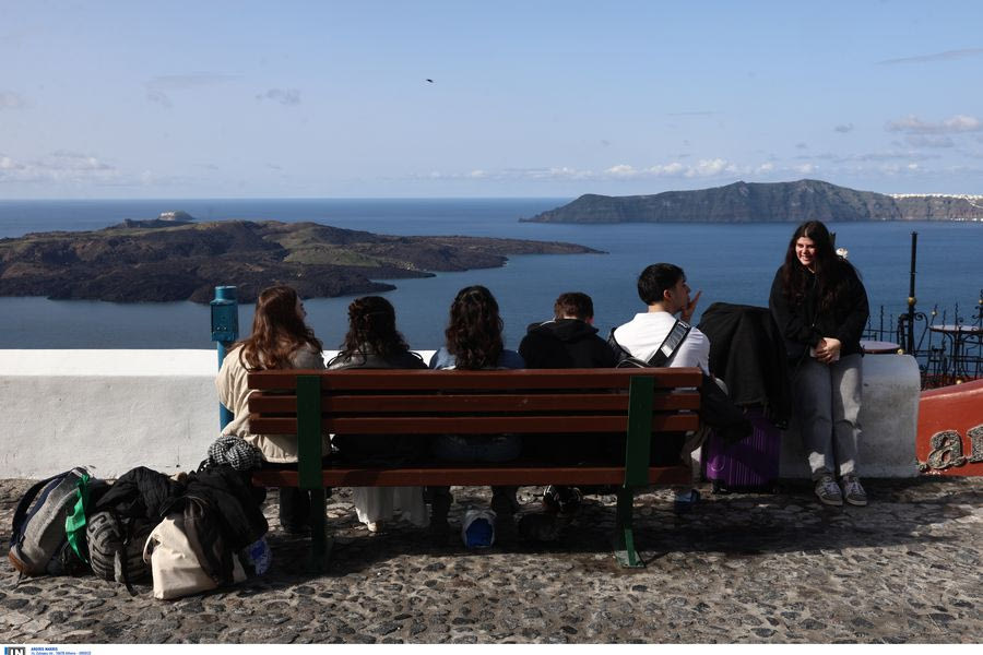 «Οι κάτοικοι είναι αρκετά τρομοκρατημένοι»: Δασκάλα της Σαντορίνης περιγράφει στο Patris.gr το κλίμα στο νησί