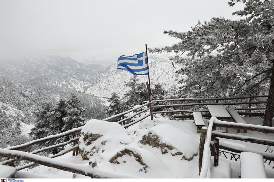 Κακοκαιρία Coral: Χιόνια στα βόρεια της Αττικής – «Ντύθηκε» στα λευκά Πάρνηθα