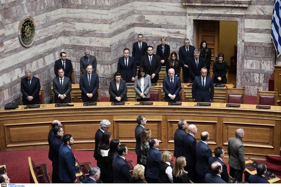 Βουλή: Ενός λεπτού σιγή στη μνήμη των θυμάτων των Τεμπών