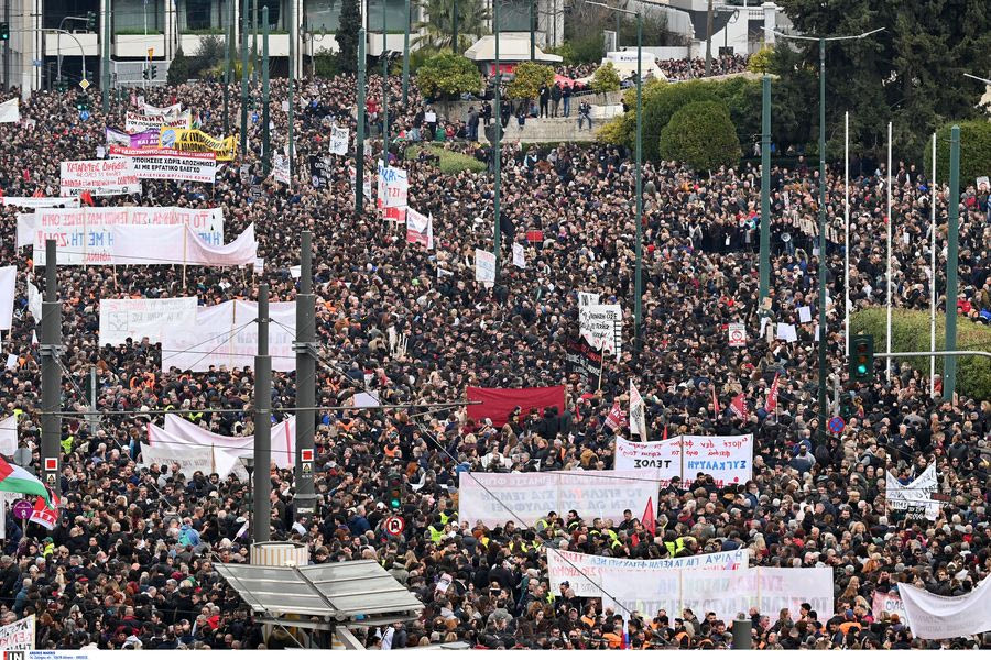 Τέμπη: Ασφυκτικά γεμάτη η πλατεία Συντάγματος – Live εικόνα