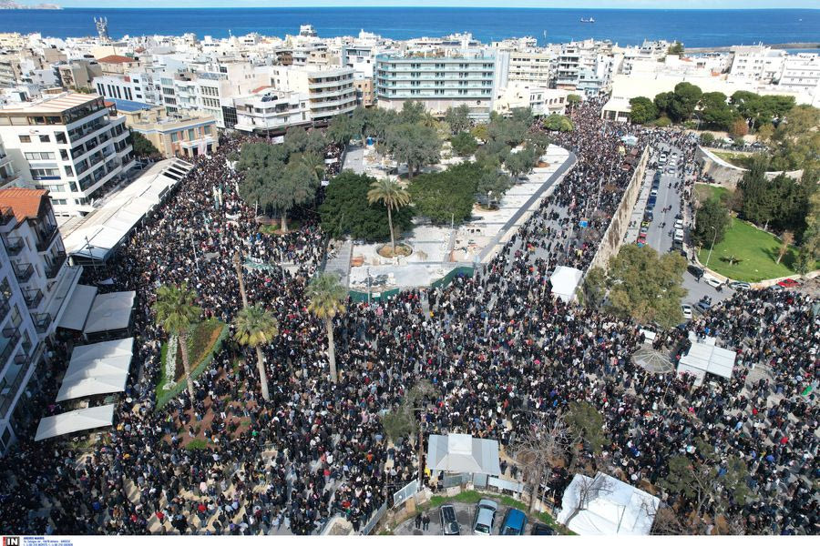 Τέμπη: Κοσμοπλημμύρα στις πλατείες για τα 57 θύματα – Το μαζικό μήνυμα και τα επεισόδια των λίγων