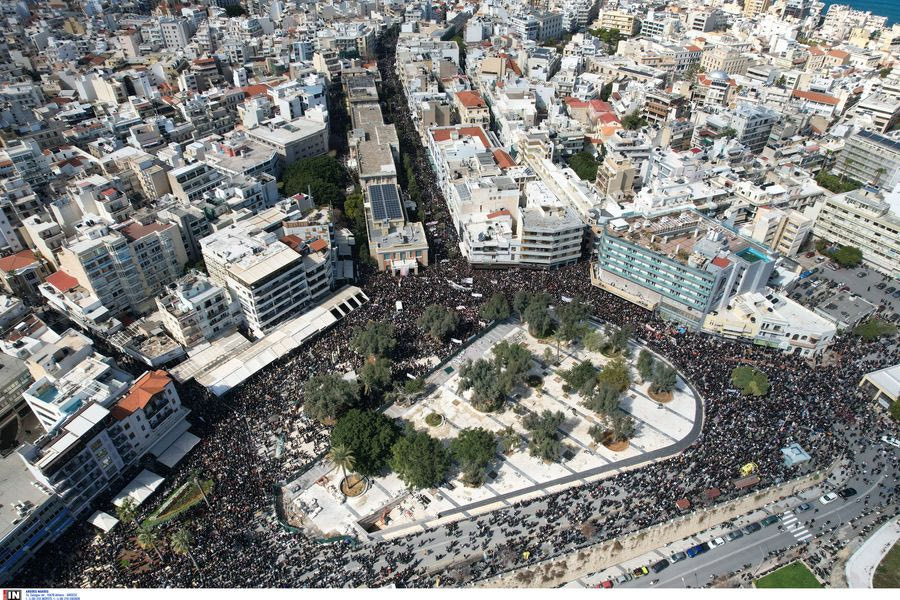 Μια μεγαλειώδης διαδήλωση μνήμης στο Ηράκλειο: Πάνω από 30.000 πολίτες φώναξαν για δικαίωση