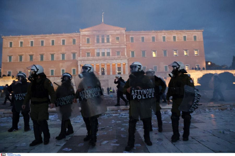 Νέος γύρος επεισοδίων στο Σύνταγμα με χημικά και μάχες σώμα με σώμα μεταξύ αστυνομίας και διαδηλωτών