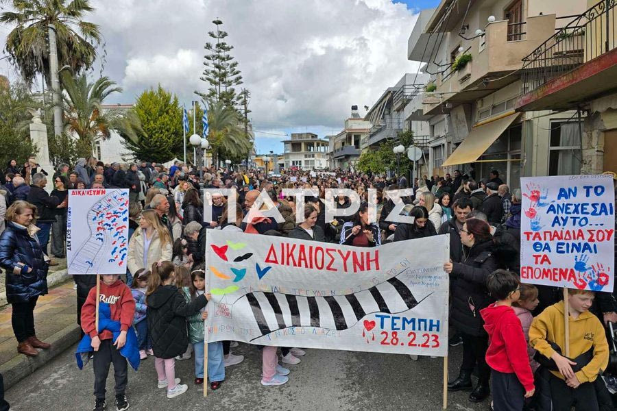 Αρκαλοχώρι: Πλήθος κόσμου στη συγκέντρωση για την τραγωδία στα Τέμπη