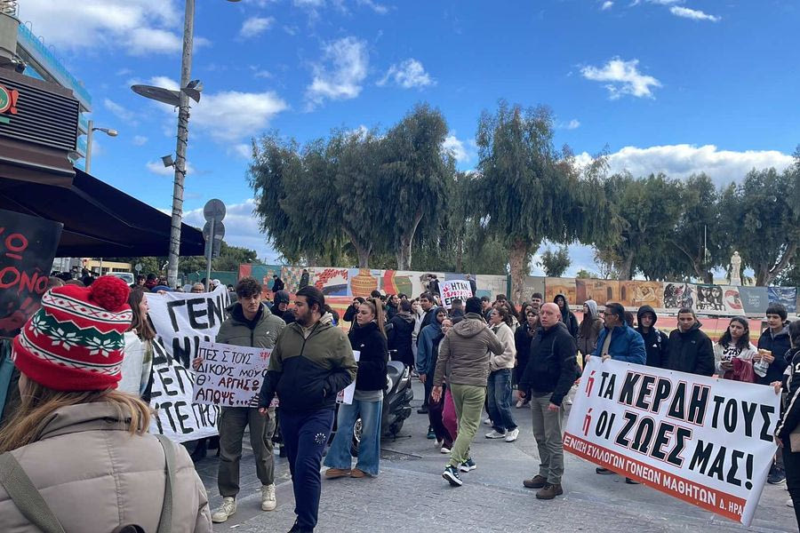 Ηράκλειο: Σε εξέλιξη η διαμαρτυρία μαθητών και φοιτητών για τα Τέμπη (φωτογραφίες)