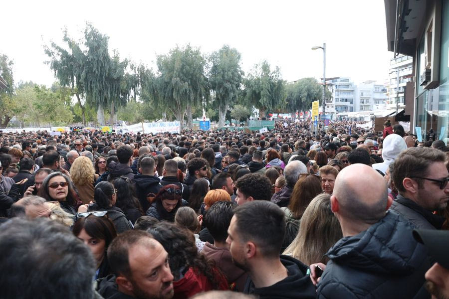 Τέμπη: Πρωτοφανείς εικόνες από όλη την Ελλάδα: “Λαοθάλασσα” στο Ηράκλειο