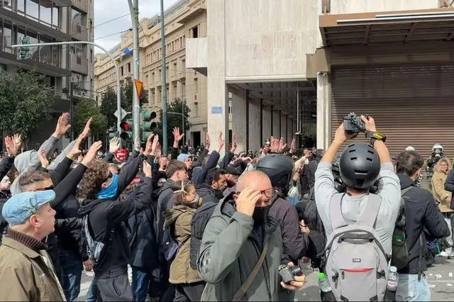 Μαθητές με τα χέρια ψηλά ανεβαίνουν προς το Σύνταγμα – Τo συγκλονιστικό βίντεο