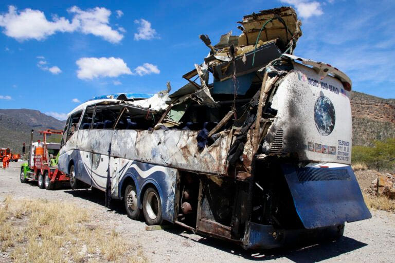 Μεξικό: Τουλάχιστον 38 νεκροί μετά από σύγκρουση φορτηγού με λεωφορείο