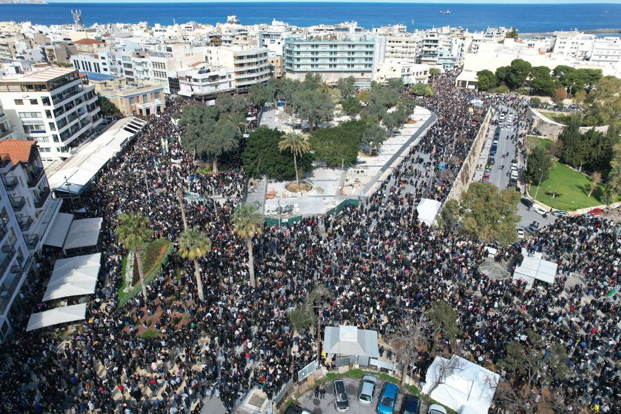 Συλλαλητήριο για τα Τέμπη: «Βούλιαξε» το Ηράκλειο από τον κόσμο – Απίστευτες εικόνες από ψηλά