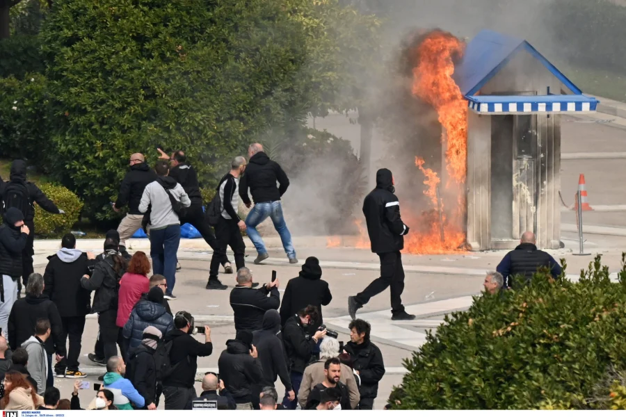 Οι Εύζωνες αποσύρθηκαν στη Βουλή – Κάηκε ένα από τα φυλάκια