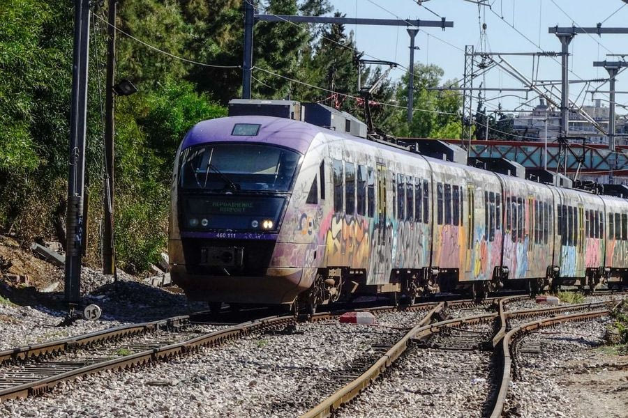 Προαστιακός: Βαγόνι γέμισε με καπνούς – Περιπέτεια για τους επιβάτες από Αθήνα προς Κιάτο