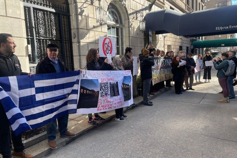 Ομογενείς στην Νέα Υόρκη διαδήλωσαν για τα Τέμπη