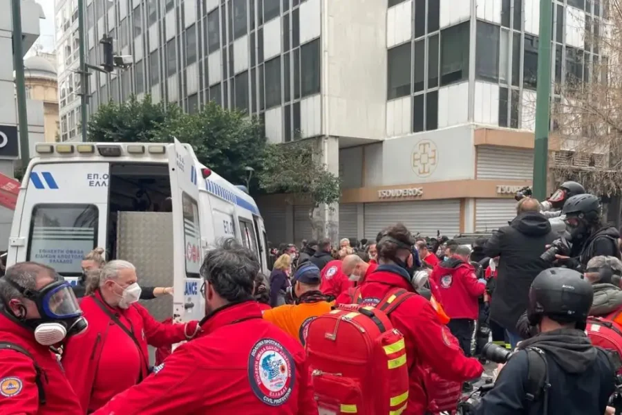 Τέμπη: Διασώστες μετέφεραν γυναίκα που αισθάνθηκε αδιαθεσία στα επεισόδια στο Σύνταγμα