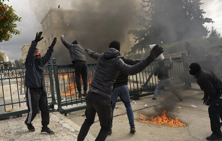 Τι λέει η ΕΛ.ΑΣ για τα επεισόδια: Οι κουκουλοφόροι δεν ήταν ομαδοποιημένοι, κινούνταν κατά μόνας ή σε δυάδες