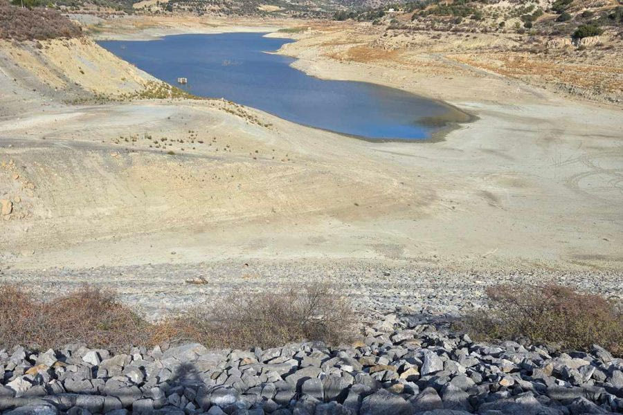 Σε απόγνωση η Μεσσαρά από τη λειψυδρία: Το φράγμα στερεύει και η διαχείρισή του παραμένει στον αέρα…