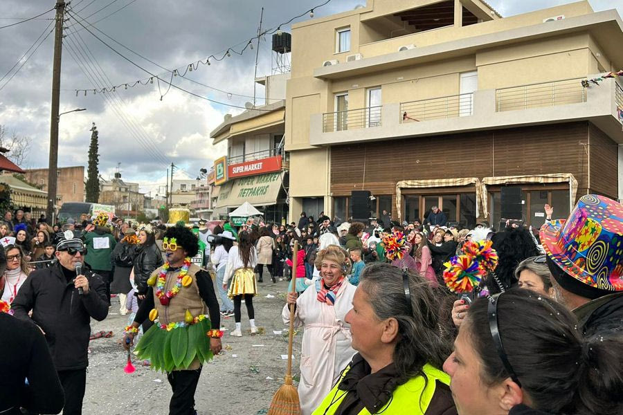 Καστελλιανό Καρναβάλι: Αψήφησαν το κρύο και το έριξαν στο χορό