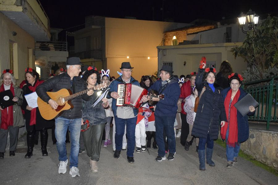 Αναβίωσαν το έθιμο των παραδοσιακών καντάδων στα Μάλια (φωτογραφίες & βίντεο)