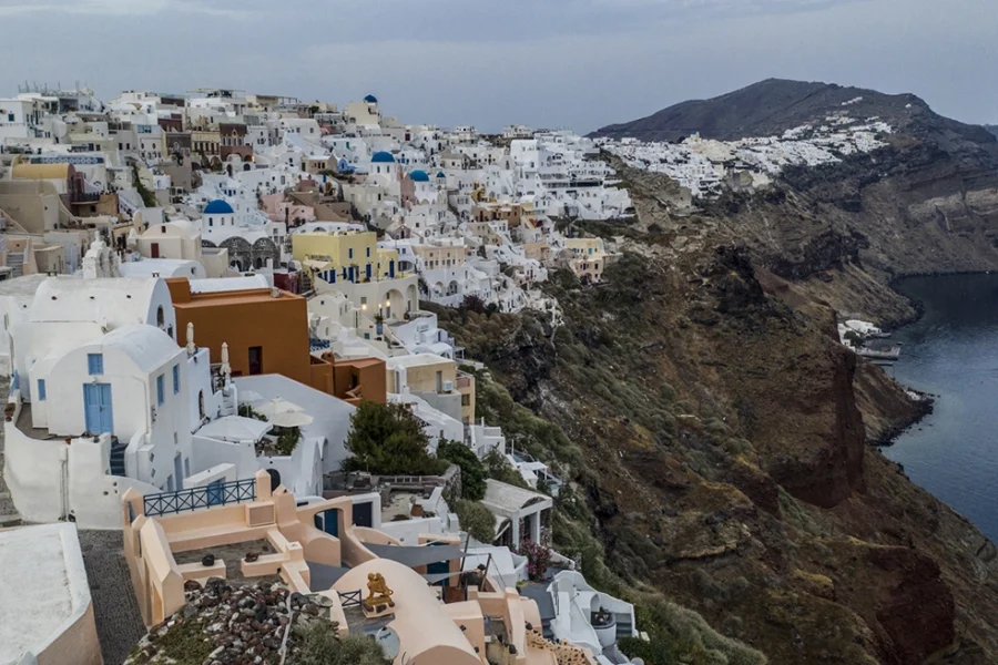 «Κινδυνεύουν τα σπίτια με θέα, στο χείλος της Καλντέρας» λέει καθηγητής γεωλογίας για τους σεισμούς στη Σαντορίνη