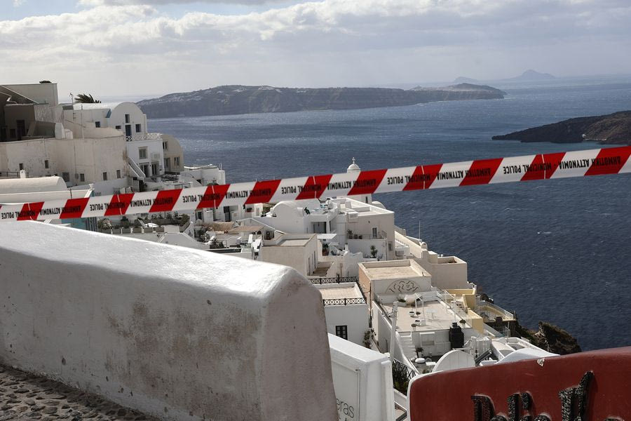 Πάνω από 8.000 άνθρωποι έφυγαν με πλοίο από τη Σαντορίνη