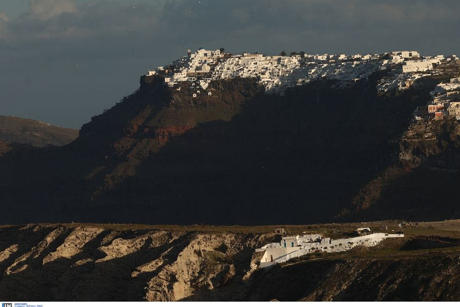 Τα σενάρια για την εξέλιξη των σεισμών στη Σαντορίνη – Δεν υπάρχει περίπτωση για ηφαιστειακή έκρηξη, λέει ο Παπανικολάου