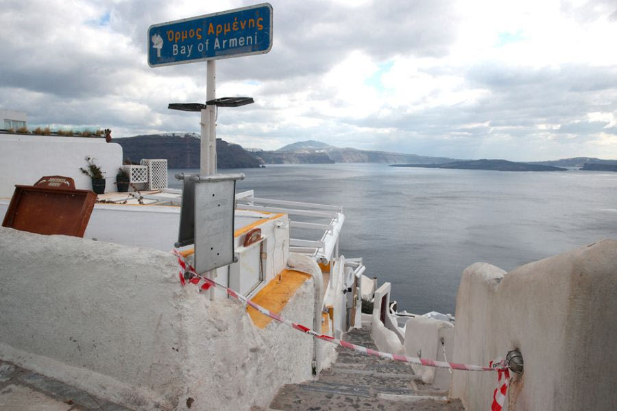 Επιστρέφει -σταδιακά- στην κανονικότητα η Σαντορίνη (βίντεο)