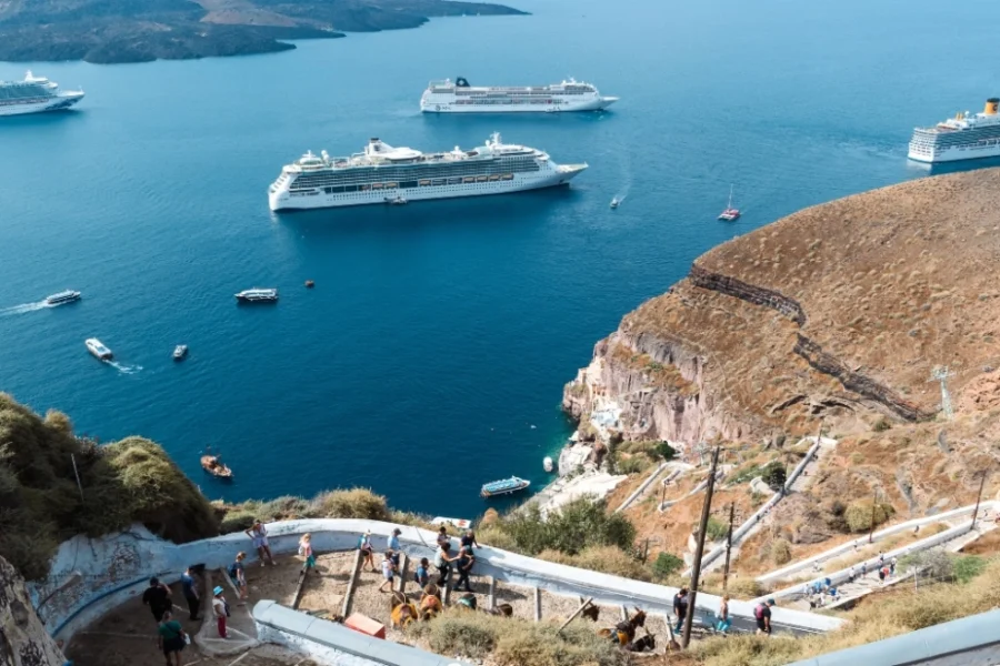 Τα κρουαζιερόπλοια παρακάμπτουν τη Σαντορίνη και καταπλέουν σε Χανιά και Ηράκλειο