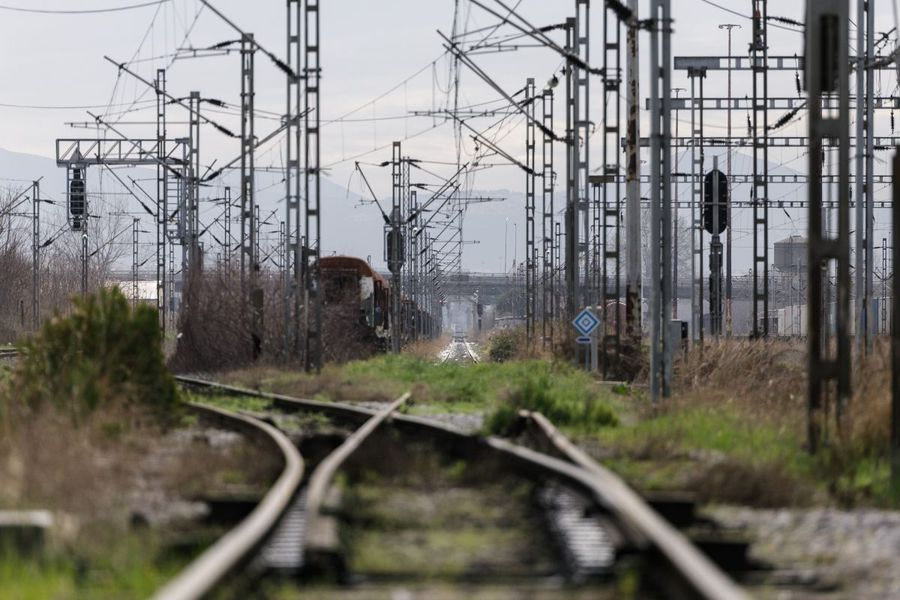 Σεπόλια: Παραλίγο σύγκρουση στις γραμμές του τρένου – Εμειναν ανοιχτές οι μπάρες – Κινδύνευσε οδηγός